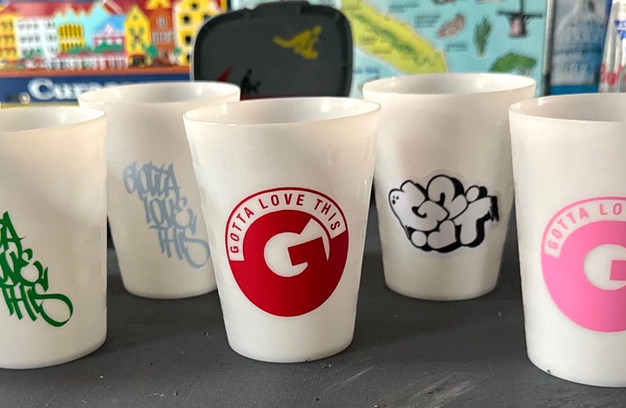 Witte bekers met verschillende Gotta Love This-logo's