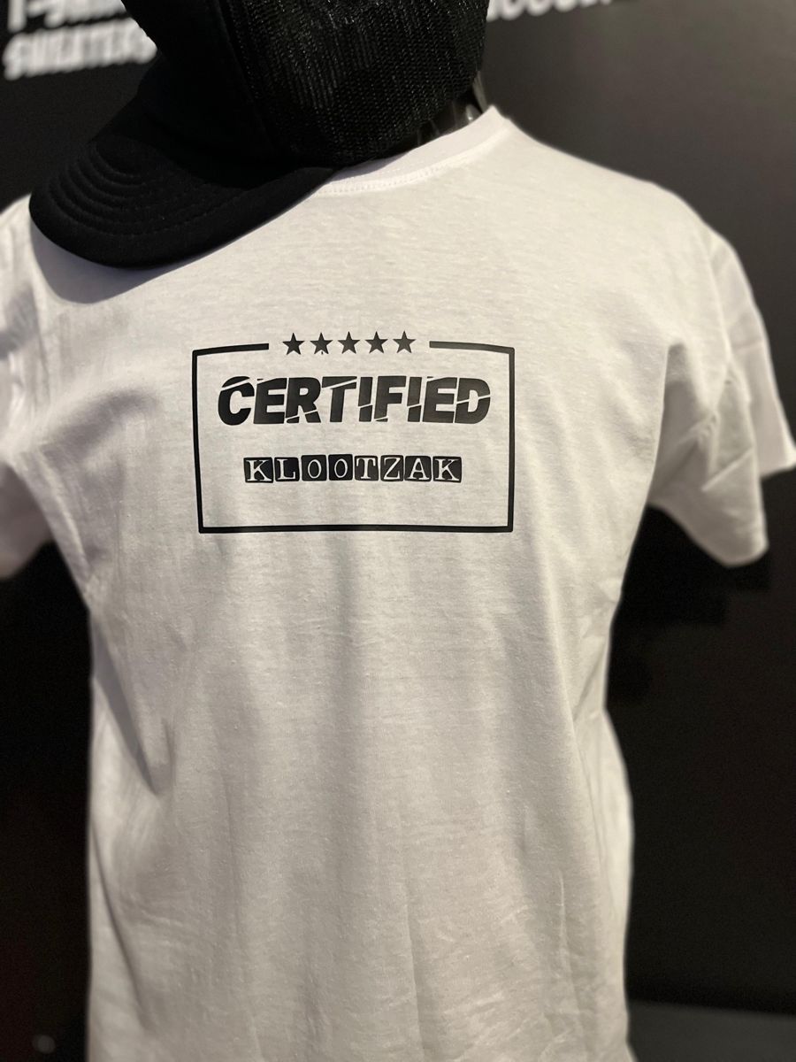 Wit T-shirt met zwarte print in een kader met vijf sterren